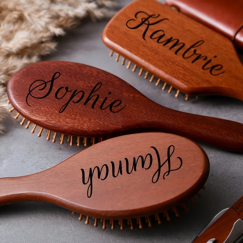 Hair Care Names - หวีผมไม้จันทน์ชื่อแกะสลัก - ขนปานกลาง, ป้องกันไฟฟ้าสถิตย์, นวดดูแลเส้นผมแห้ง, ของขวัญส่วนบุคคลที่หรูหราสําหรับผู้หญิง